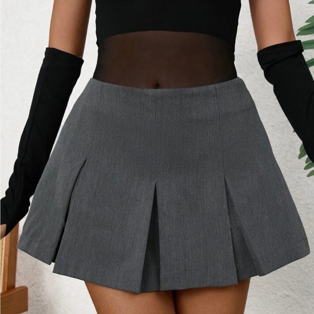 Pleated mini skirt/skort - Picture 2 of 5